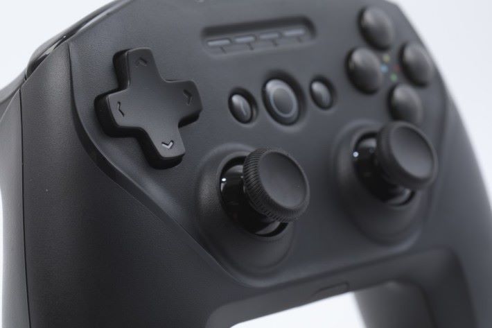 對稱的類比搖桿令人想起 PS4 手掣。