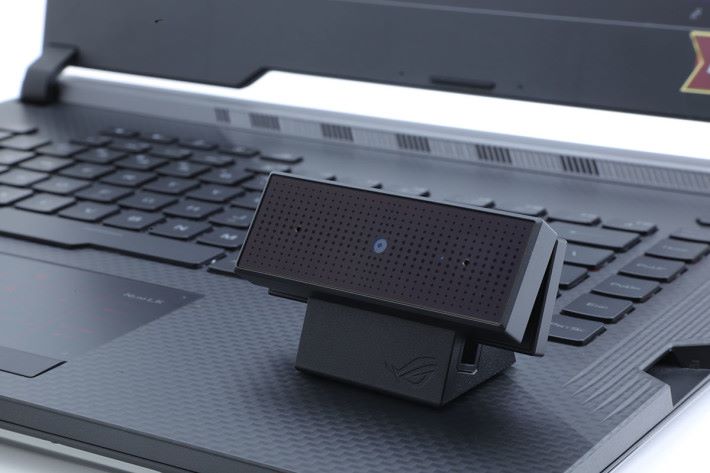 Webcam 為分體式設計，可夾於屏幕上，也可以座於桌面。