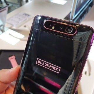 黑色加粉紅配搭的 Galaxy A80，非常型格，機背更印有 BlackPink Logo。