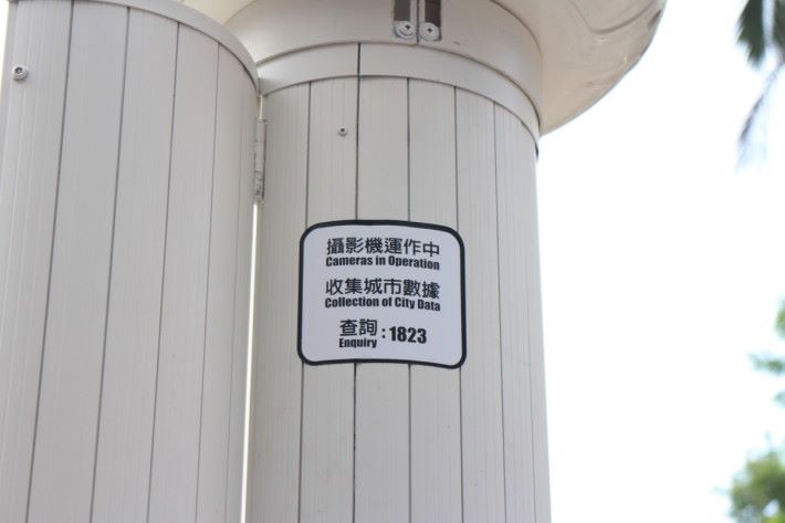 燈柱上設有標籤說明所提供的功能。