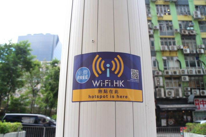 另一支燈柱設 Wi-Fi 服務，亦有標籤說明。