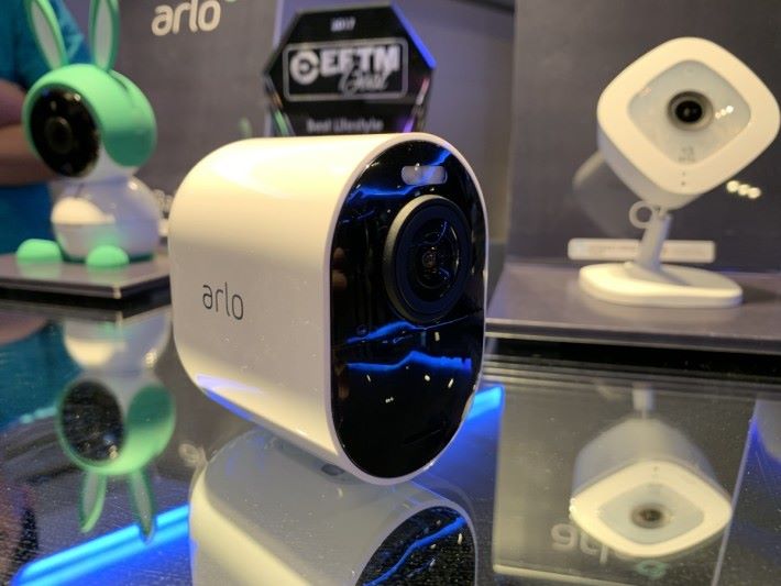 Arlo Ultra 支援 4K 解像度，完全無線，經 Wi-Fi 連接 SmartHub 基座及採用充電池。