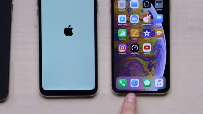 山寨 iPhone 11 （左）的下巴顯然比正版 iPhone Xs 厚