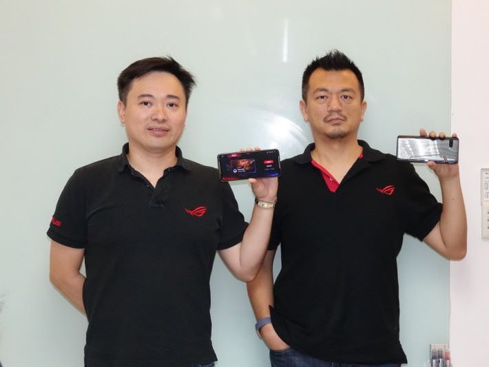 台灣 ASUS ROG Phone 產品部總經理 Shawn (左) 及資深經理 Brian 於訪問中，提及到設計 ROG Phone II 其中一個難度就是前後鏡頭在同一位置，另外就是要令手機機身的重量得以平衡，都增加了設計上的難度。