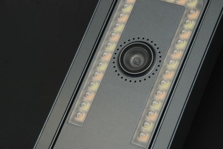 改用 Panasonic CMOS 1400 萬像素，旁為頂部 LED 補光燈。