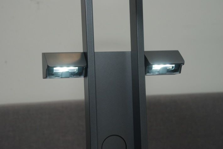 側 LED 補光燈為 Philips 出品，可兼作檯燈功能供閱讀時用。