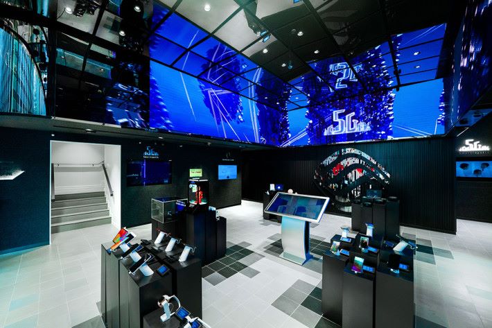 地下大廳 270 度「超級大屏」展示未來數碼生活願景。