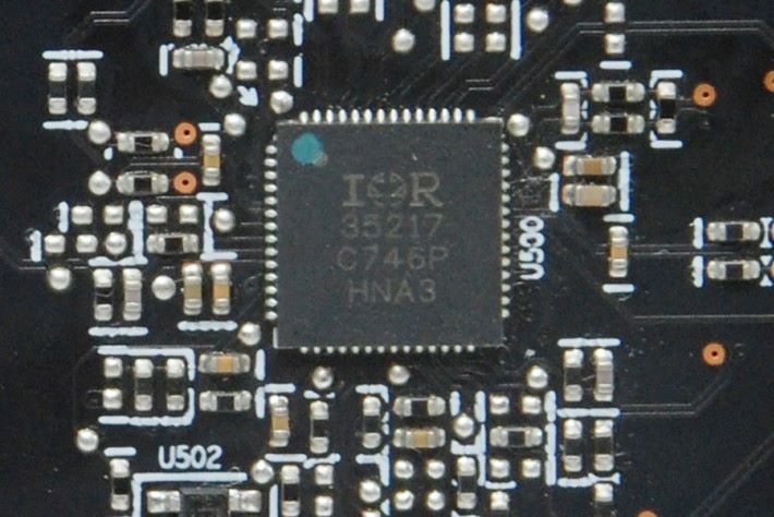 採用 Infineon IR35217 PWM 晶片及 ON-Semi NCP302155 55A MOSFET。