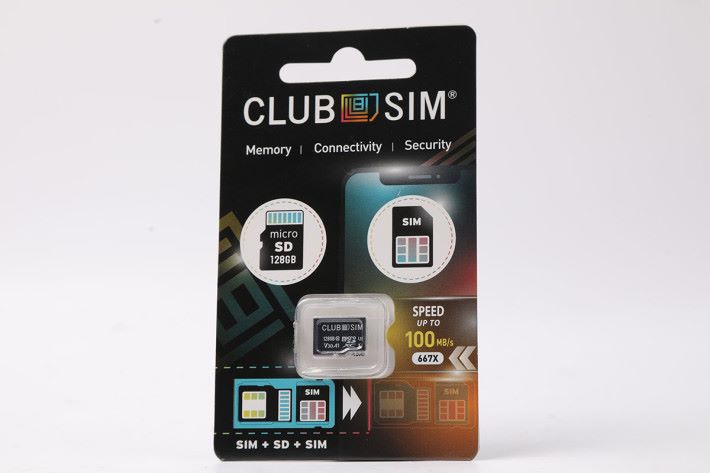 Super Club SIM 正正是一張 microSD 與 SIM 二合一的產品，包裝方面同坊間買到的 microSD 卡極之相似。