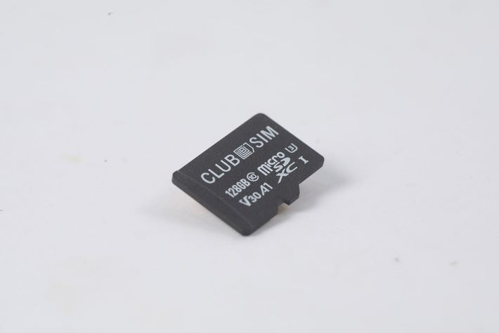 正面看 Super Club SIM 與一般 microSD 並無分別，標誌了有 128GB 容量及支援速度規格。