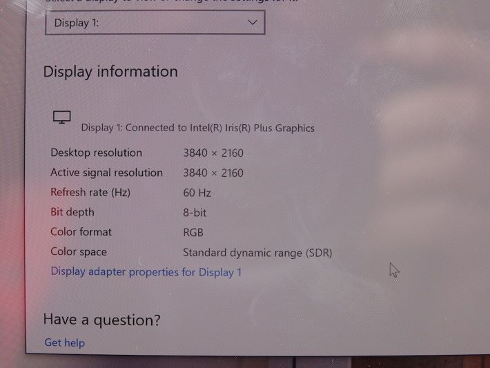 屏幕有 4K HDR 版本可以選擇，不過顯示只有 Intel Iris Plus 內置 GPU 配置。