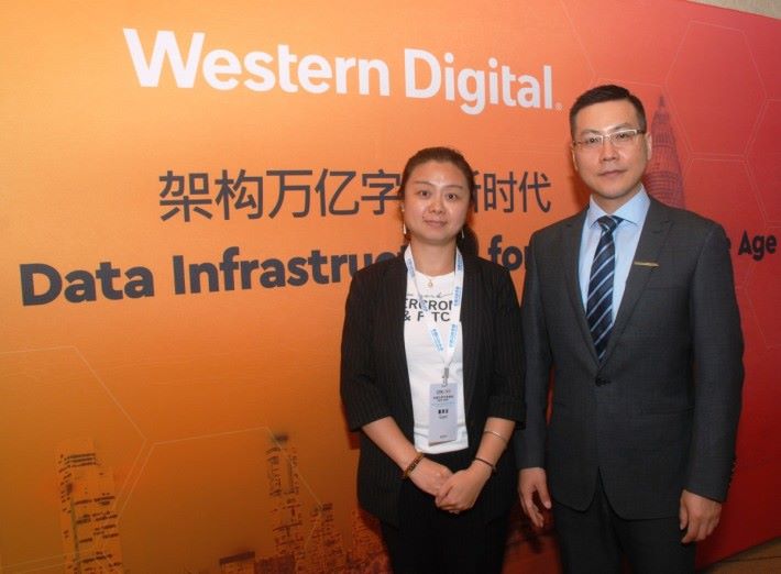 由左至右：Western Digital 產品市場部總監-張丹女士和產品市場部副總裁-朱海翔先生