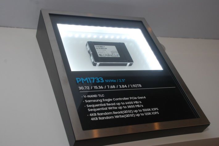 PMI733 2.5” 樣品。採用 U.2 Form Factor，讀寫速度分別為 6400MB/s 及 3800MB/s。
