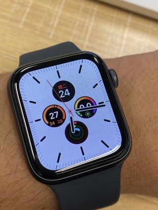 Apple Watch Series 5 在正常情況下的 watchOS 6 錶面「子午線」，背景採用白色，留意是有秒針的。