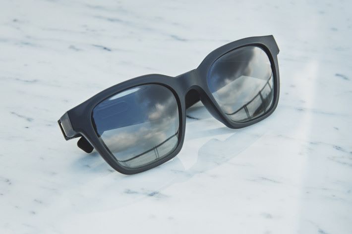 Bose 眼鏡（方款）的深色鏡片可阻擋高達 99% 的 UVA/ UVB 紫外線輻射，外形同一般眼鏡分別不大。