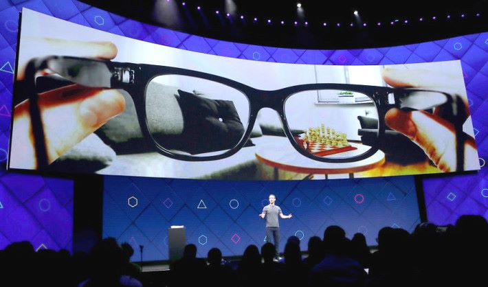 朱克伯格是在 2016 年 F8 時發表他對 AR 眼鏡的宏願