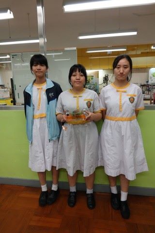 壓力發電板意念原於生活裡的䟴腳，由（左起）學生楊 咏妮、朱伊琳和楊詠佟合力設計而成。