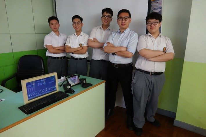 製作智能魔鏡成員，（左起）學生梁恩銘、李嘉洋、潘俊祐、指導教師鄭國威和學生王鍵樂。