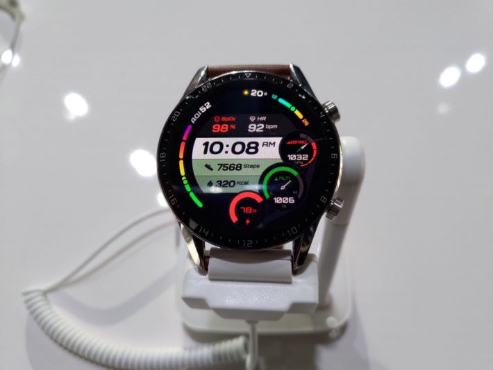 46mm 的 Watch GT 2 用上 1.39” 3D Glass 的圓形 OLED 屏幕，外圈有刻度。