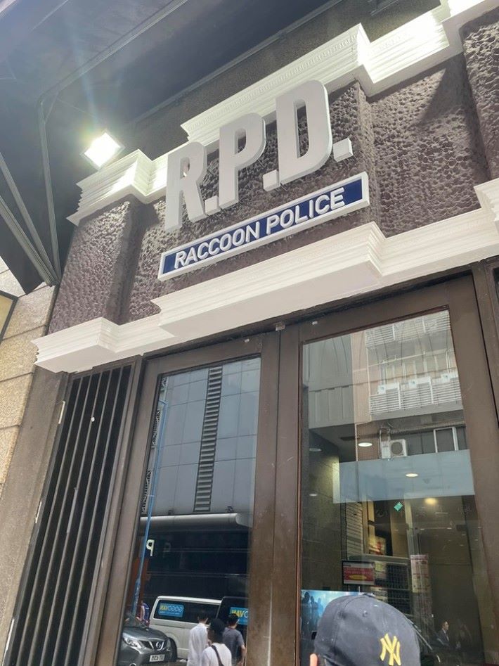 裝潢成遊戲中的拉昆市警局入口。