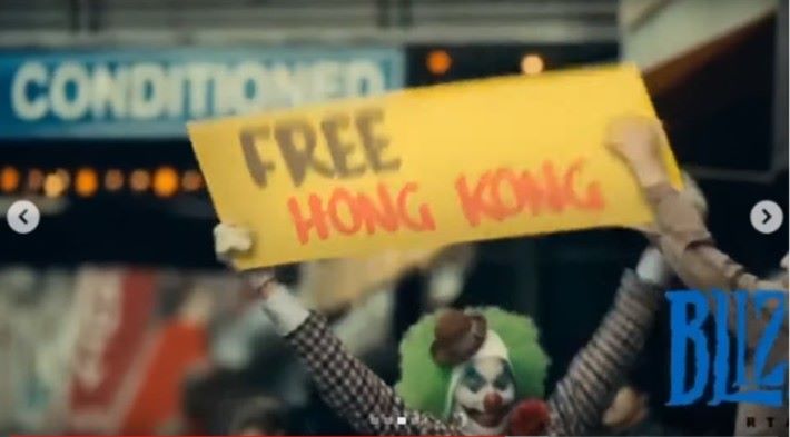 「 Free Hong Kong 」的紙板被「暴雪」將紙板搶走。