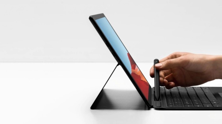 薄身的 Slim Pen 可以收納在專用的 Surface Pro X Signature Keyboard 筆槽裡充電