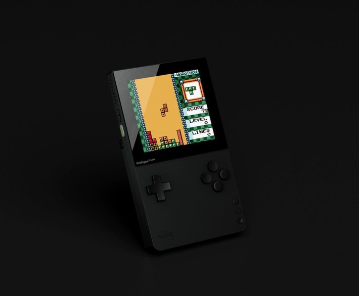 Analogue Pocket 是運用 FPGA 技術完全重製的多系統手提遊戲機，規格比當年 Game Boy 高很多。