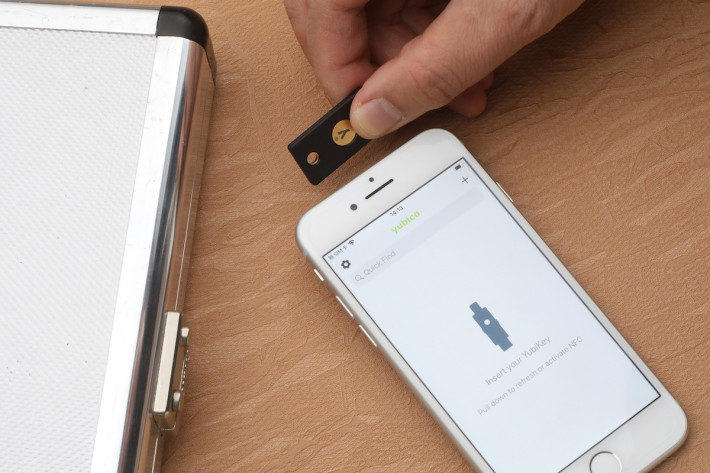 在 iOS 13.3 更新後，連 YubiKey 5 NFC 也能在 iPhone 上使用