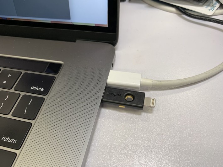 YubiKey 5Ci 同時備有 USB-C 和 Lightning 接口，所以無論手機抑或備有 USB-C/Thundbolt3 的電腦都能使用。