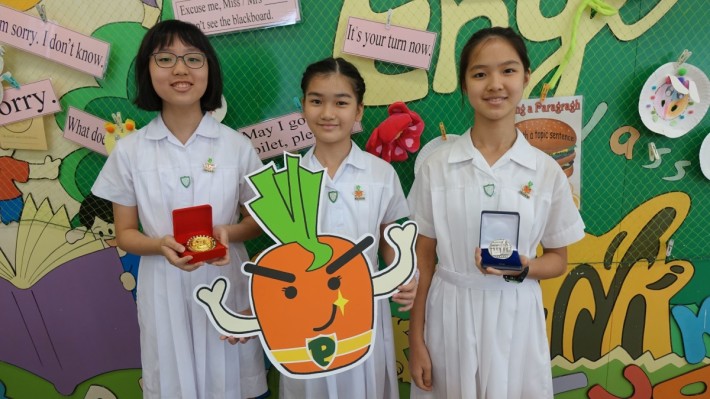 （左起）學生陳芊螢、李廸霖和魏靖瑩商討製作SmartEat，有效改善學生營養問題。