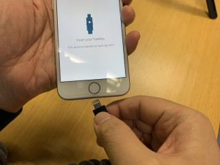 3. 將 YubiKey 5Ci 的 Lightning 插頭插入 iPhone ；