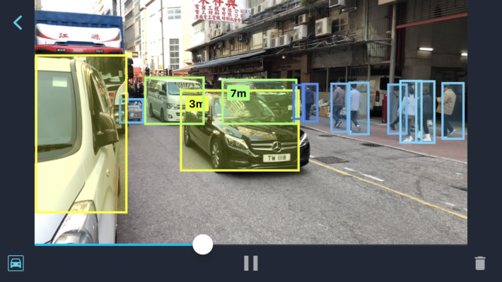 程式即時檢測出鏡頭前的汽車和行人，並且會判斷接近中的汽車距離。
