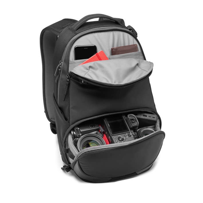 背囊可容納一機三鏡或無人機、14 吋 Notebook 及不同個人物品。