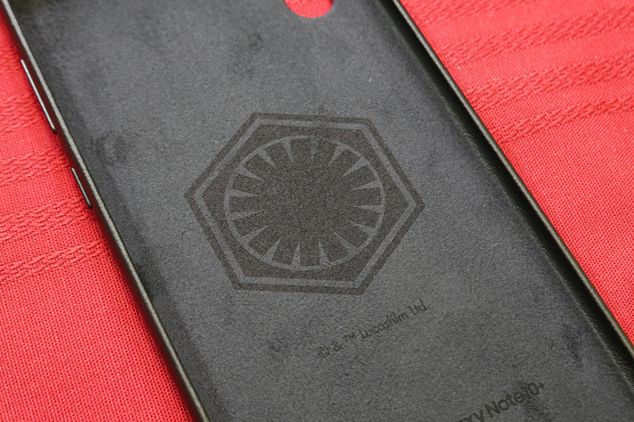 皮套背面有 First Order 第一軍團的 Logo。