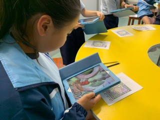KBSJB靈活運用AR與VR技術於課堂中，圖中學生使用AR學習植物相關知識。
