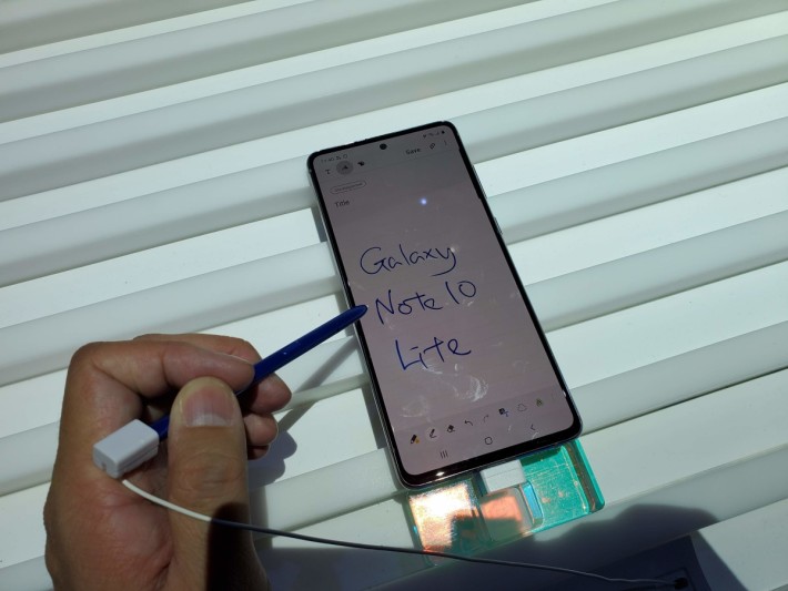 Galaxy Note 10 Lite 備有 S Pen，但功能較 Note 10 / Note 10+ 少。