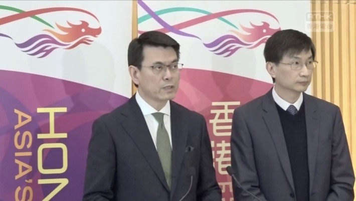 商經局局長邱騰華今日宣布關愛基金數碼電視援助計劃（來源：香港電台 Facebook 直播）