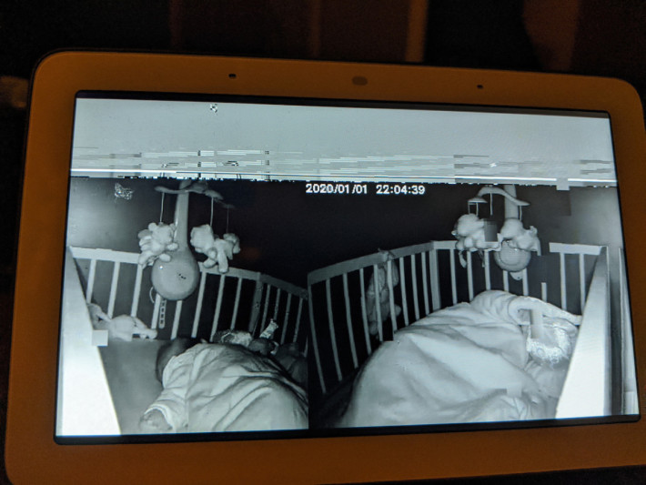 其中一張照片清楚看到在嬰兒床上睡覺的嬰兒