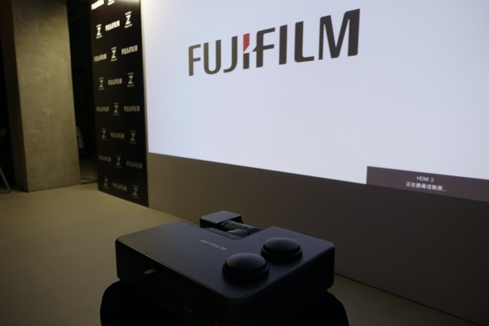 ．FUJIFILM Z5000 的鏡頭移軸角度相當大，投影機可以放左投影畫面一角，也能投放無變形大畫面。
