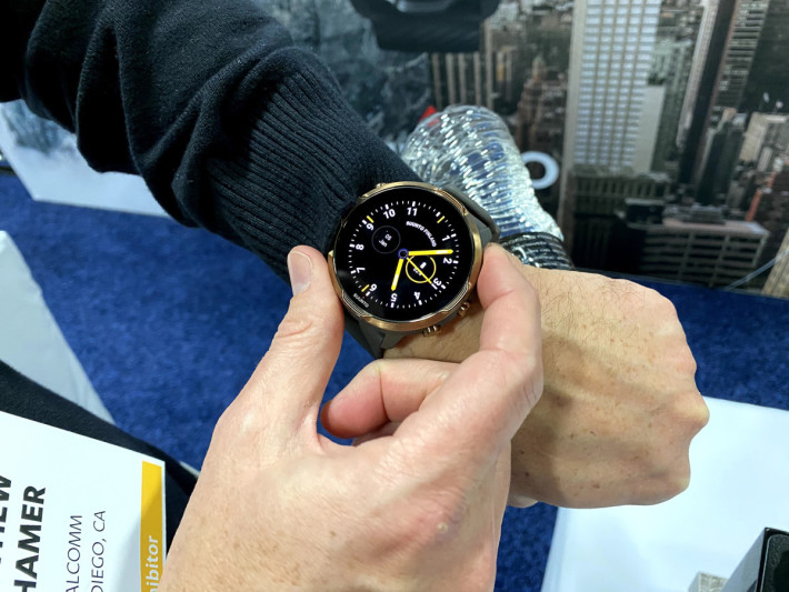 Suunto 7 外型一樣強悍，使用 24mm 錶帶，AMOLED 屏幕非常清晰。