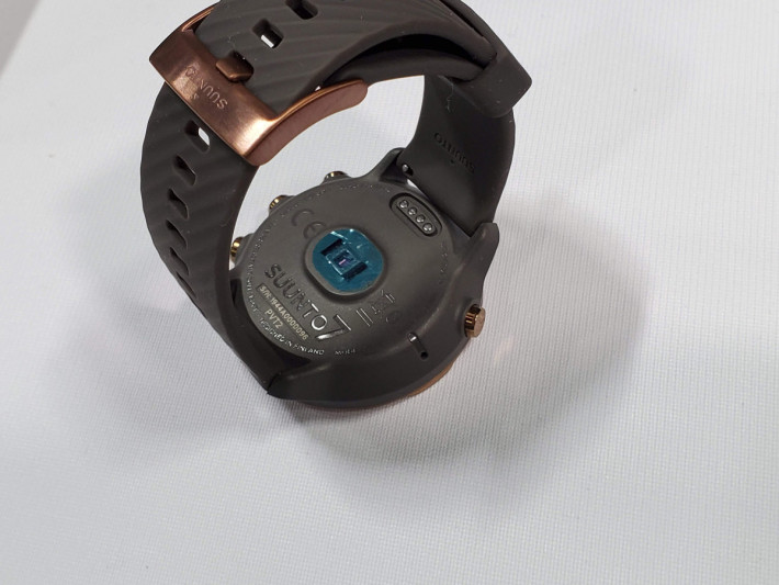 錶底備有光學式心率感應元件，此錶支援 50m 防水能力。