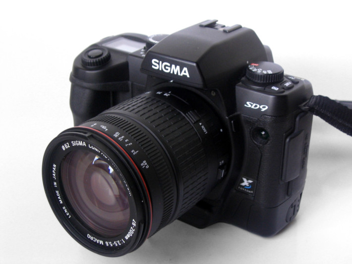 SD9 是首款採用 Foveon X3 感光元件的單鏡反光相機