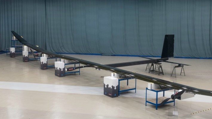 PHASA-35 機翼全長 35m，機身採用碳纖維製造，重量約 150kg。使用太陽能和鋰離子電池系統，能在空中持續飛行長達一年的時間...
