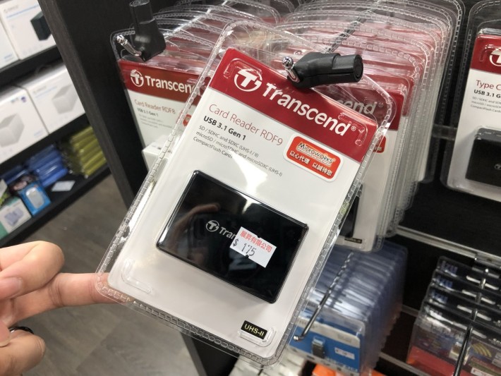 相比 SanDisk 其價錢更便宜，同時可讀寫常用的相機卡仔。