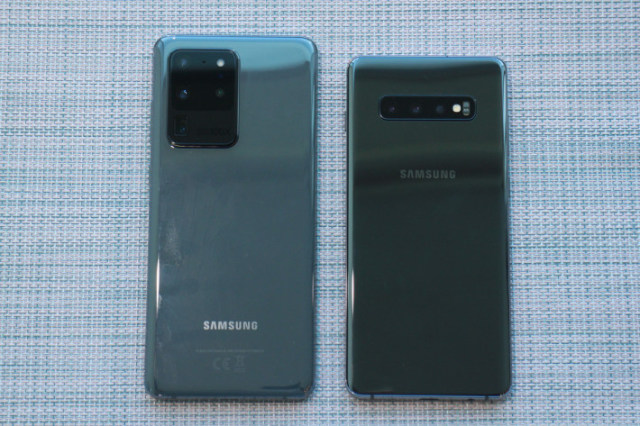 與 Galaxy S20+ (右)比較，Galaxy S20 Ultra 矩形方塊相機模組相當突出，亦可看到印有「100X Space Zoom」字樣。