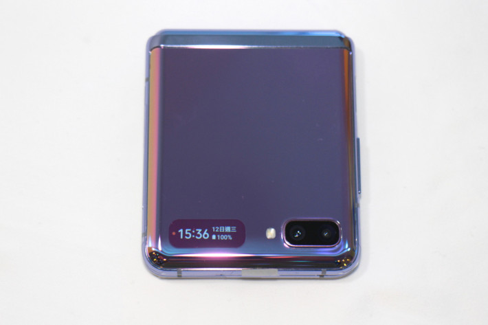「鏡面紫」款式極為吸睛，機面備有一個 1.1 吋 Super AMOLED 屏幕，用來顯示不同提示及接聽來電。