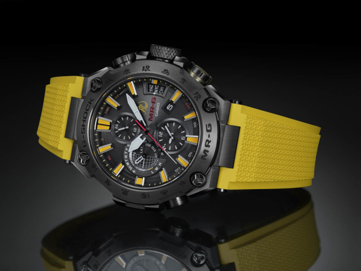 黃色錶帶配以黑色錶身的聯乘版 MR-G，呼應電影中李小龍所穿的經典運動服，極之搶眼！