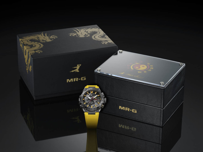 限量版腕錶當然有個奢華包裝，錶盒內外都有李小龍的標誌性元素。