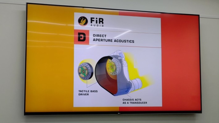 FiR Audio 的 DAA 聲音系統內含多項獨家技術，其中處理低頻的Tactile Bass 動圈單元設計成緊貼耳機的筐體，令感覺更強烈更直接。