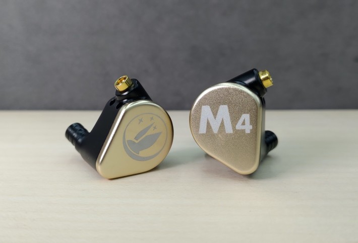 金色外殼的 M4 內置一圈三鐵，適合聽廣東流行曲、發燒人聲、協奏曲。